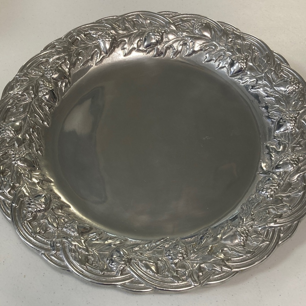 Wilton Armetale Oakleaf Acorn Medium Round Tray